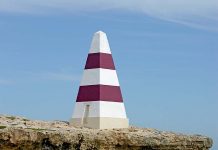 Drivers locked out of tourist site