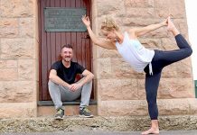 Yoga buffs rise and shine at city icon