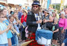 Thousands pack into Mount Gambier city centre for festival launch