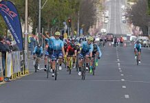Top day hands Welsford Tour of the Great South Coast leader’s jersey A Sam Welsford Stage One Winner Dsc 775520190827crop TBW Newsgroup