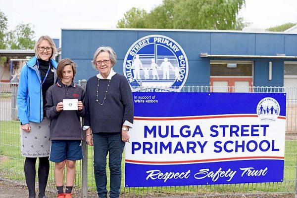A Mulga Street Principal Mardi Mcclintock, Ethan Mccorie And Past President Of Rotary Club Of Mount Gambier West Libby Furner Dsc 4511 TBW Newsgroup