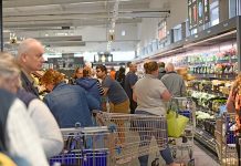 Mount Gambier shoppers rush to bag a bargain at new supermarket opening Aldi Isle TBW Newsgroup